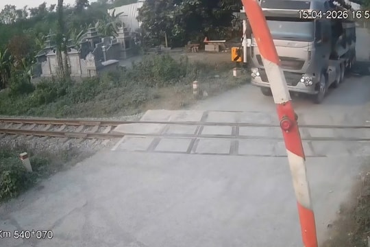 Vượt đường ngang khi tàu sắp đến bị camera ghi hình, nhiều tài xế bị xử lý