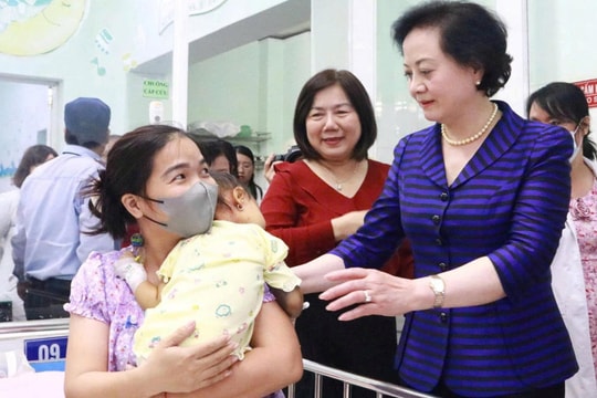 Phó Thủ tướng Phạm Thị Thanh Trà thăm, tặng quà bệnh nhi ở TP.HCM
