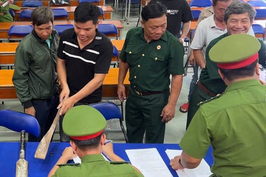 Người dân giao nộp đạn, vũ khí thô sơ