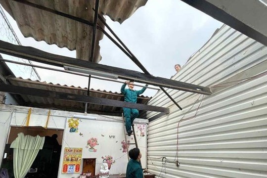 Gần 90 nhà dân ở Cà Mau bị sập và tốc mái do giông lốc