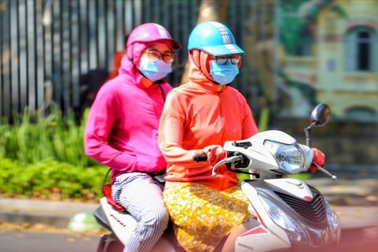 Nắng nóng 40 độ C: Chuyên gia khuyến cáo hạn chế ra đường giờ cao điểm
