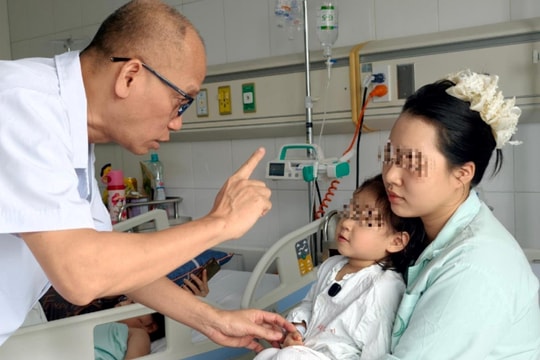 Vừa ăn vừa chạy chơi, bé gái bị que xiên thịt đâm sâu vào hốc mắt
