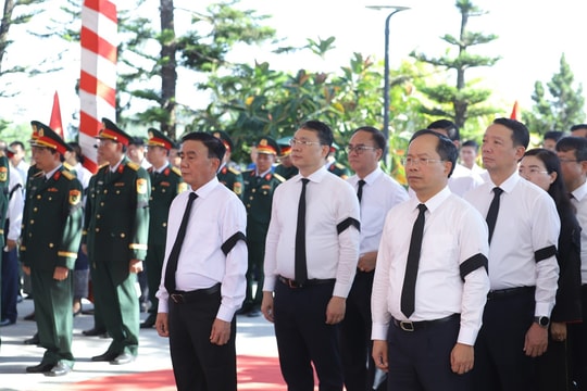 Thường trực Ban Bí thư Trần Cẩm Tú dự lễ truy điệu, an táng 9 hài cốt liệt sĩ tại Hà Tĩnh