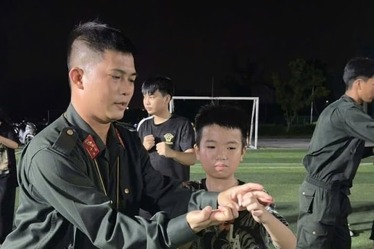 Cảnh sát cơ động mở lớp võ thuật miễn phí cho học sinh dịp hè