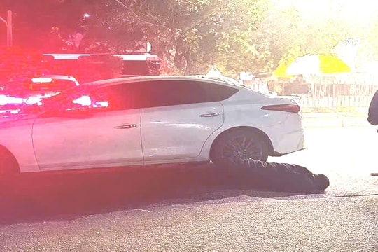 Clip xe ô tô lao vào đám đông xôn xao mạng xã hội