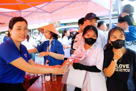 Màu áo xanh tiếp sức sĩ tử giữa mùa thi nắng lửa