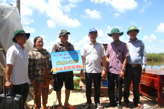 Lãnh đạo tỉnh Cà Mau thăm hỏi các hộ dân bị ảnh hưởng do thiên tai