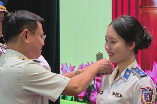 Vùng Cảnh sát biển 2 trao quyết định phong, thăng quân hàm và nâng lương sĩ quan năm 2026