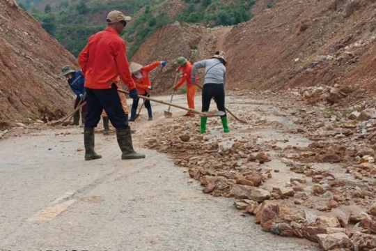 Mưa lớn gây sạt lở nhiều điểm trên Quốc lộ 6, khẩn trương bảo đảm giao thông