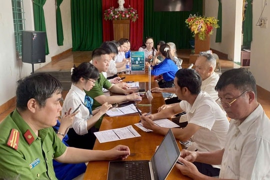 Hỗ trợ người cao tuổi mở tài khoản ngân hàng, thúc đẩy an sinh xã hội số