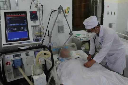 1 người chết, 2 người nguy kịch nghi do ngộ độc rượu