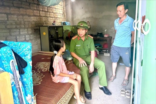 Công an xã Văn Bàn hỗ trợ tiền xây nhà ở cho gia đình có hoàn cảnh khó khăn