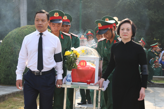 Phó Thủ tướng Phạm Thị Thanh Trà dự lễ an táng 9 hài cốt liệt sĩ tại Điện Biên