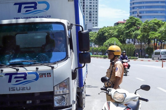 Hà Nội xử lý hơn 2.200 trường hợp dừng, đỗ xe trái phép sau hơn 10 ngày ra quân