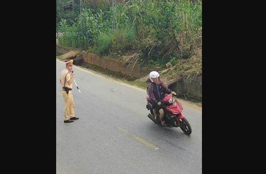 Không chấp hành hiệu lệnh dừng xe - hành vi tiềm ẩn nguy cơ tai nạn cao