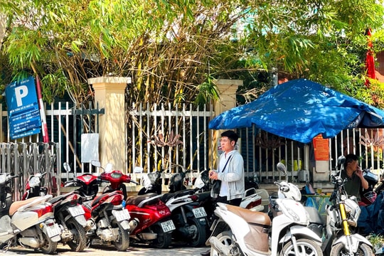 Hà Nội siết thu phí không tiền mặt: Bãi giữ xe tự phát sẽ đi về đâu?