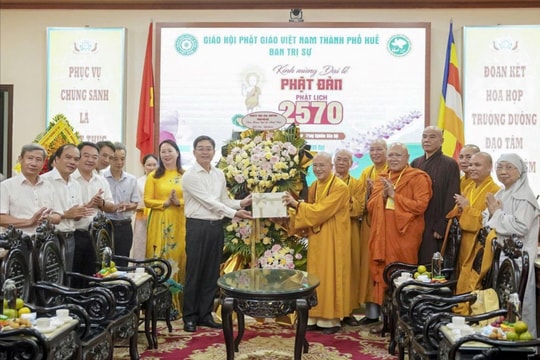 Lãnh đạo thành phố Huế thăm, chúc mừng Đại lễ Phật đản Phật lịch 2570