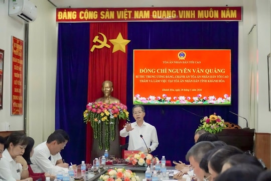 Chánh án TANDTC Nguyễn Văn Quảng làm việc tại TAND tỉnh Khánh Hòa