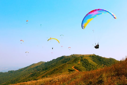 Hà Nội: Nghiên cứu phát triển mô hình thể thao mạo hiểm bay dù lượn tại khu vực đồi Bù