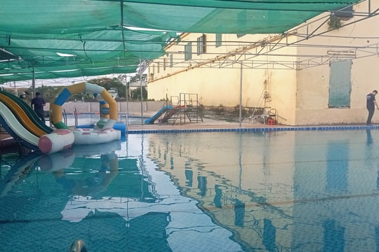 3 trẻ nhập viện nghi do điện rò rỉ ở bể bơi