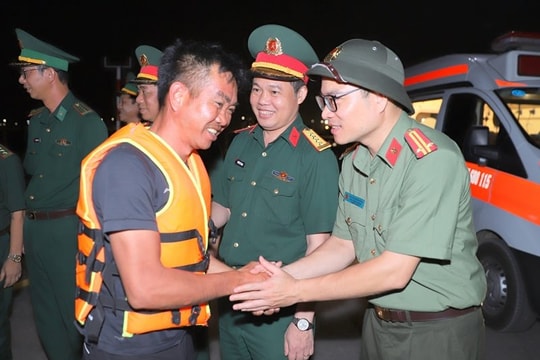 Đưa các thuyền viên bị nạn vào bờ điều trị an toàn
