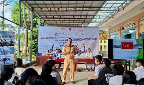 Công an tỉnh An Giang tuyên truyền an toàn giao thông tại Đặc khu Phú Quốc
