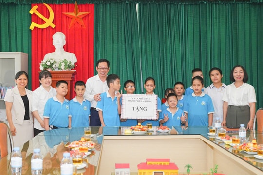 Hải Phòng thăm, tặng quà trẻ em nhân Ngày Quốc tế thiếu nhi