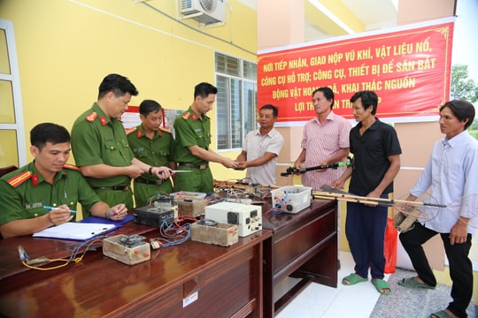 Người dân tự giác giao nộp vũ khí, vật liệu nổ