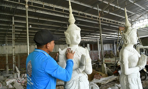 Hơn 20 năm 'thổi hồn' cho tượng Phật Khmer