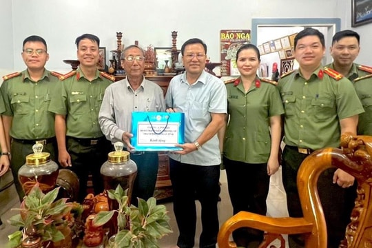 Tăng hỗ trợ xây nhà và tặng quà người có công, thân nhân liệt sĩ