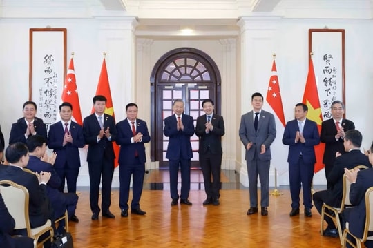 Tổng Bí thư, Chủ tịch nước Tô Lâm chứng kiến trao văn kiện hợp tác giữa Việt Nam và Singapore