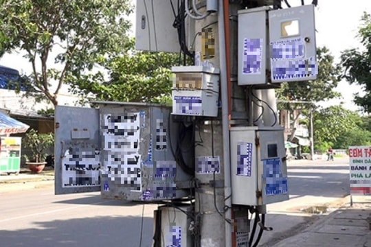 Quảng cáo trên cột điện có thể bị phạt đến 20 triệu đồng