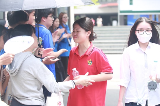 Những khoảnh khắc vỡ oà của thí sinh thi xong môn Ngữ Văn
