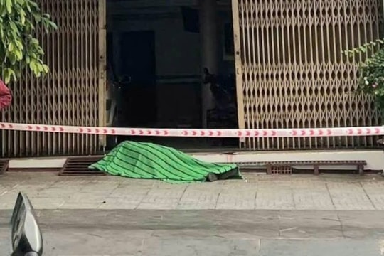 Người đàn ông tử vong trước nhà lúc rạng sáng