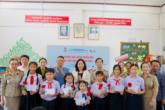 Ủy ban MTTQ Việt Nam TP.HCM thăm, tặng quà Trường Hữu nghị Việt - Lào