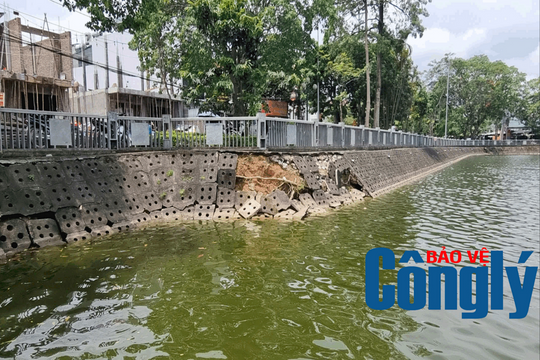 Tuyên Quang: Mái kè hồ Tân Quang tuột dần xuống nước, người dân lo mất an toàn