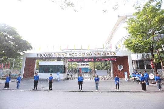Thí sinh Hà Nội bước vào làm bài thi môn Toán