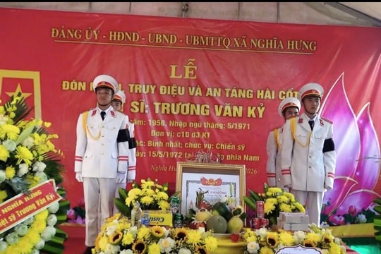 Hơn 5 cây số đường cờ đón liệt sỹ sau 50 năm trở về đất mẹ
