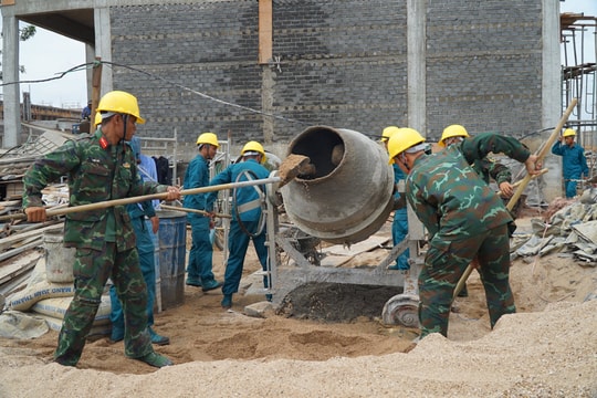 Huy động gần 100 chiễn sĩ hỗ trợ xây trường liên cấp vùng biên