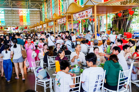 Biển người đổ về Lễ hội Trái cây Nam Bộ thưởng thức đặc sản Phương Nam