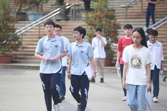 Thí sinh hoàn thành dự thi lớp 10 chuyên tại Hà Nội