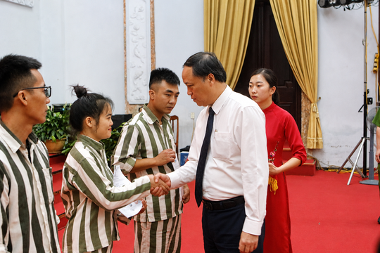 Phó Chánh án TANDTC Lê Tiến dự và trao quyết định đặc xá tại Trại giam Phú Sơn 4