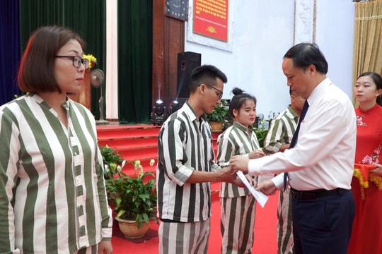 Trao quyết định đặc xá cho 223 phạm nhân tại Trại giam Phú Sơn 4