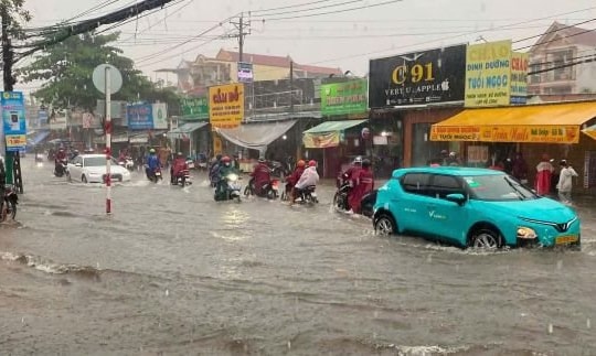 Trung tâm thành phố Đồng Nai ngập sâu sau mưa lớn