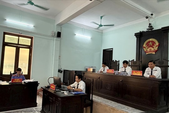 Nhóm thanh thiếu niên mang hung khí gây náo loạn đường phố