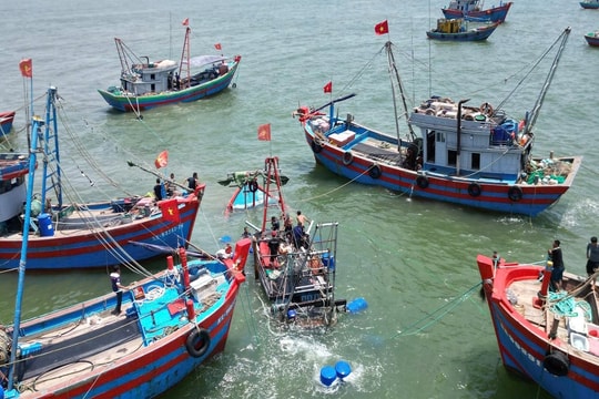 Tàu cá gặp nạn khi vào bờ
