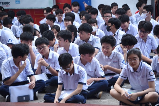 TP.HCM: 3 học sinh gặp sự cố y tế khi thi môn Toán