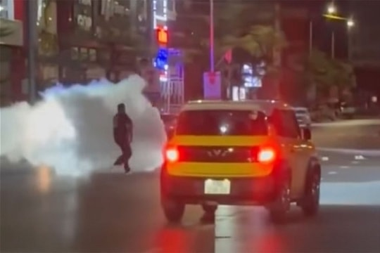 Dùng dao gây thương tích cho phụ nữ và cán bộ Công an