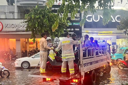 CSGT dùng xe đặc chủng chở người dân qua "rốn ngập"