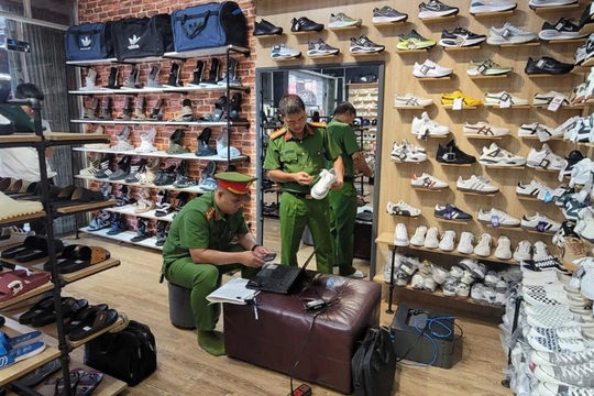 Tạm giữ 470 đôi giày dép nghi giả mạo